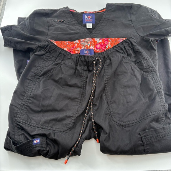 koi Tops - Koi Black Scrub Set